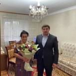 Депутат Народного Собрания Республики Ингушетия Беслан Горчханов поздравил свою учительницу с ее профессиональным праздником