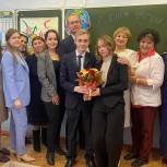 В Сатке День учителя отметили традиционной акцией поздравления педагогов