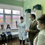 Единороссы проверили состояние медицинских кабинетов в школах Губкинского