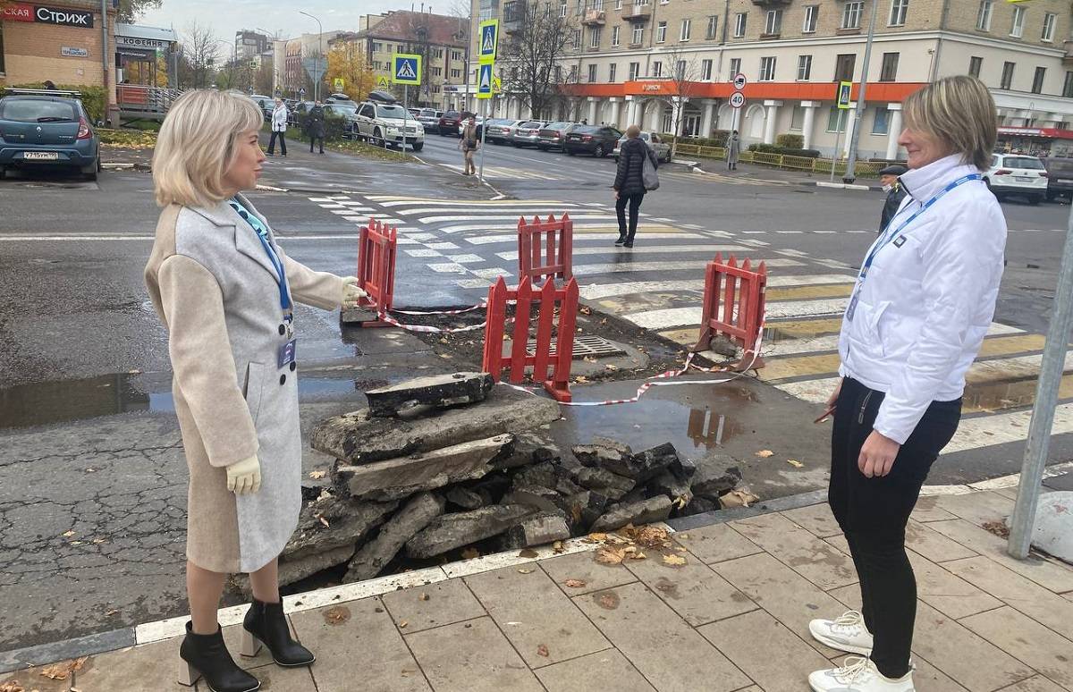 В Королеве проводятся ремонтные работы по прочистке ливневой канализации и  замене дорожного полотна