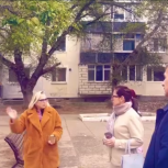 Крымские единороссы установили памятный стенд и облагородили территорию братской могилы советских воинов в Армянске