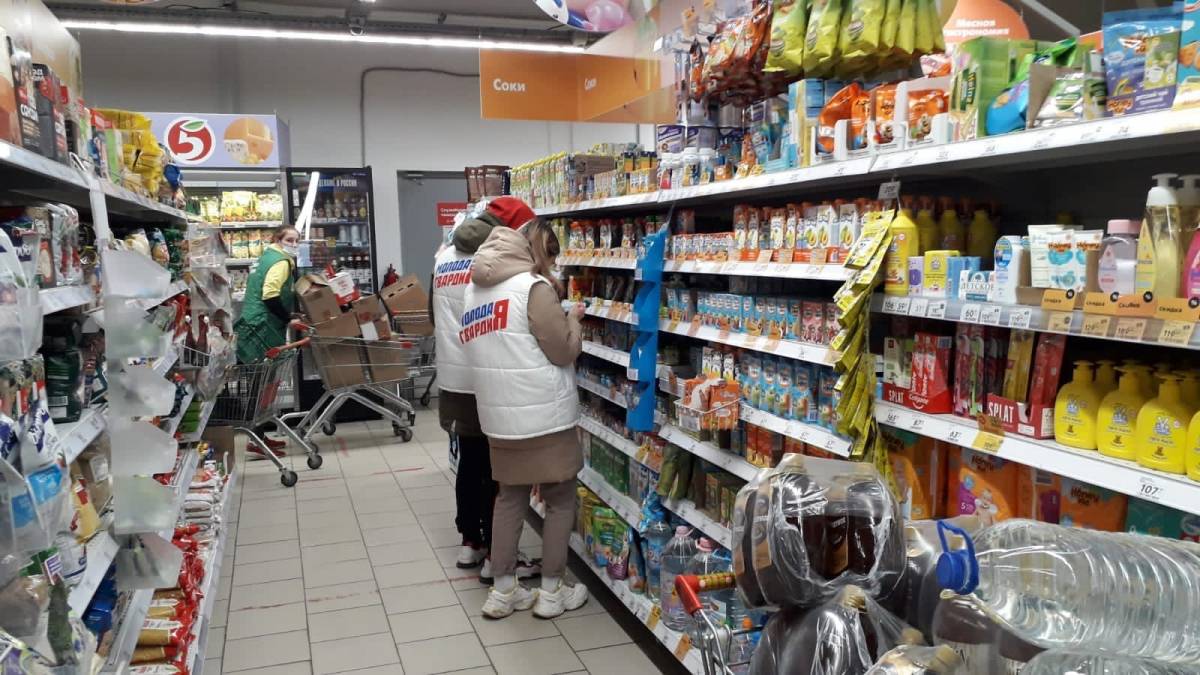 Активисты партии «Единая Россия» проверили срок годности продуктов питания  в Тейкове