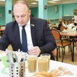 Олег Гаджиев проверил соблюдение санитарных правил и организацию питания в школе №1 Сергиева Посада