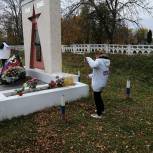 В селе Астапово Лев-Толстовского района молодогвардейцы и партийцы благоустроили территорию памятника воинам Великой Отечественной