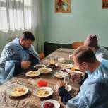 В Калачинске активисты «Единой России» проверили качество школьных обедов