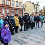 В День памяти павших воинов на полях сражений единороссы возложили цветы и венки к мемориальному знаку