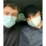 Молодогвардеец Владислав Игин помогает врачам добраться к маломобильным пациентам
