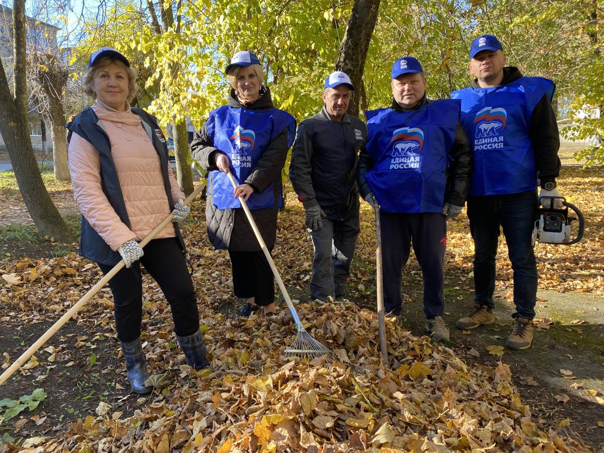 Лихославльское местное отделение «Единой России» активно принимает участие в осенних субботниках