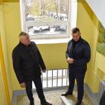Депутаты Балашихи проверили качество ремонта в двух подъездах дома на улице Маяковского в микрорайоне Железнодорожный