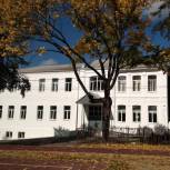 При поддержке «Единой России» в Смоленской области отремонтировали фасад старинной школы