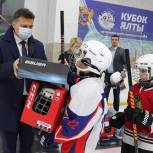 Юным ялтинским хоккеистам вручили новые комплекты формы
