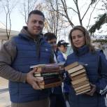 «Книговорот»: Единороссы пополнили читальни на ВДНХ более чем на 2 тысячи книг