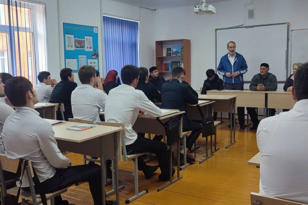 В Чечне в рамках партпроекта «Крепкая семья» для школьников и студентов состоялись лекции о семейных ценностях