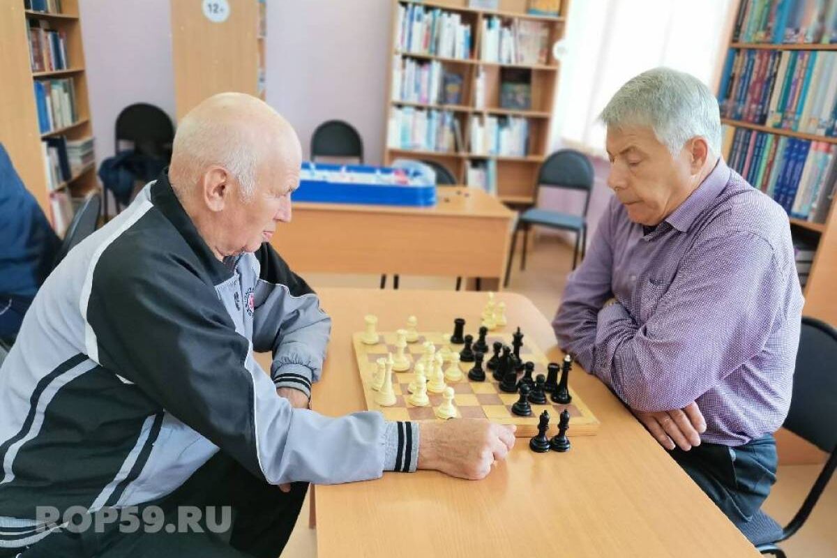 Встречи старшего поколения за шахматным столом