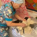 «Теплая помощь»: бабушки из Челно-Вершинского района передают мобилизованным и военнослужащим связанные ими теплые вещи