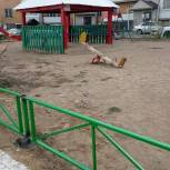 Депутат Горсовета по­мог установить​ огр­аждение на детскую площадку