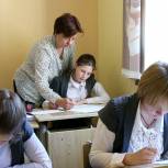 Депутаты «Единой России» поздравляют педагогов Колымы с Днем учителя
