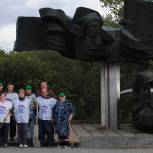 Активисты «Единой России» провели субботник у мемориалов воинской славы в Мартыновском районе
