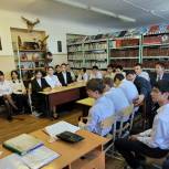 Единороссы Кизляра провели акцию "Читаем с..." со школьниками города