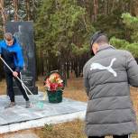 Каслинские волонтеры привели в порядок памятник Доблестным сынам Отечества