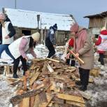 Петуховские активисты помогли пенсионеру расколоть дрова