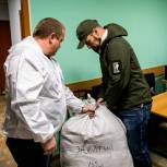 АО «Гармония» передало более двух тонн одежды в пункт сбора гуманитарной помощи «Единой России»