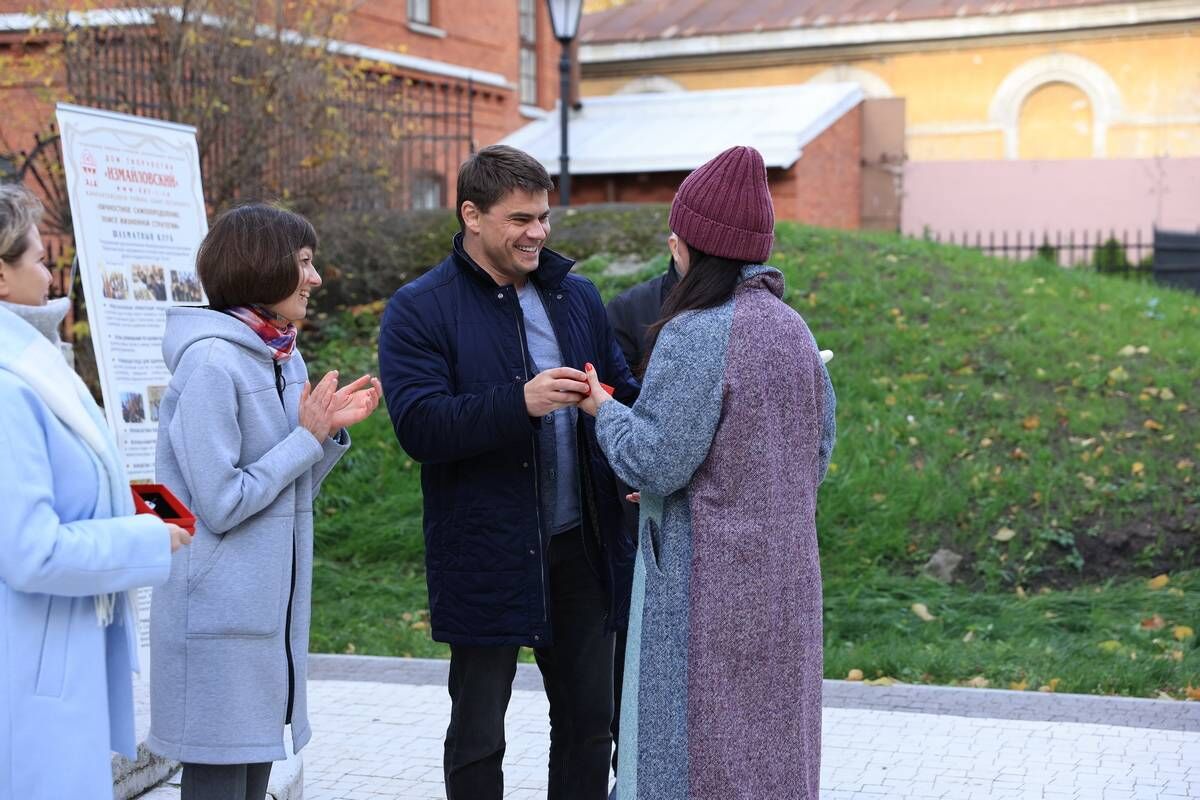 Город живёт и развивается»: Сергей Боярский встретился с жителями  Адмиралтейского района в обновлённом сквере на Рижском проспекте