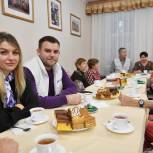 Дмитровские партийцы и молодогвадрейцы поздравили «Дом Доброты» с днем пожилого человека