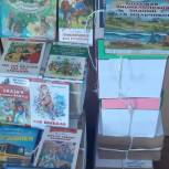 «Единая Россия» в Батайске передала детям из ЛДНР книги на русском языке