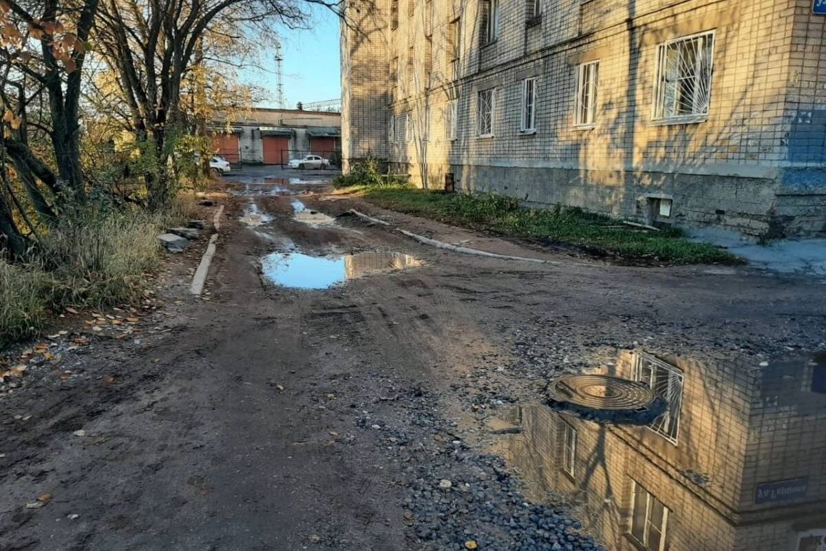 Жительница одного из домов по улице Рабочая в Вологде пожаловалась Роману  Заварину на разбитый транспортом коммунальщиков участок придомовой  территории