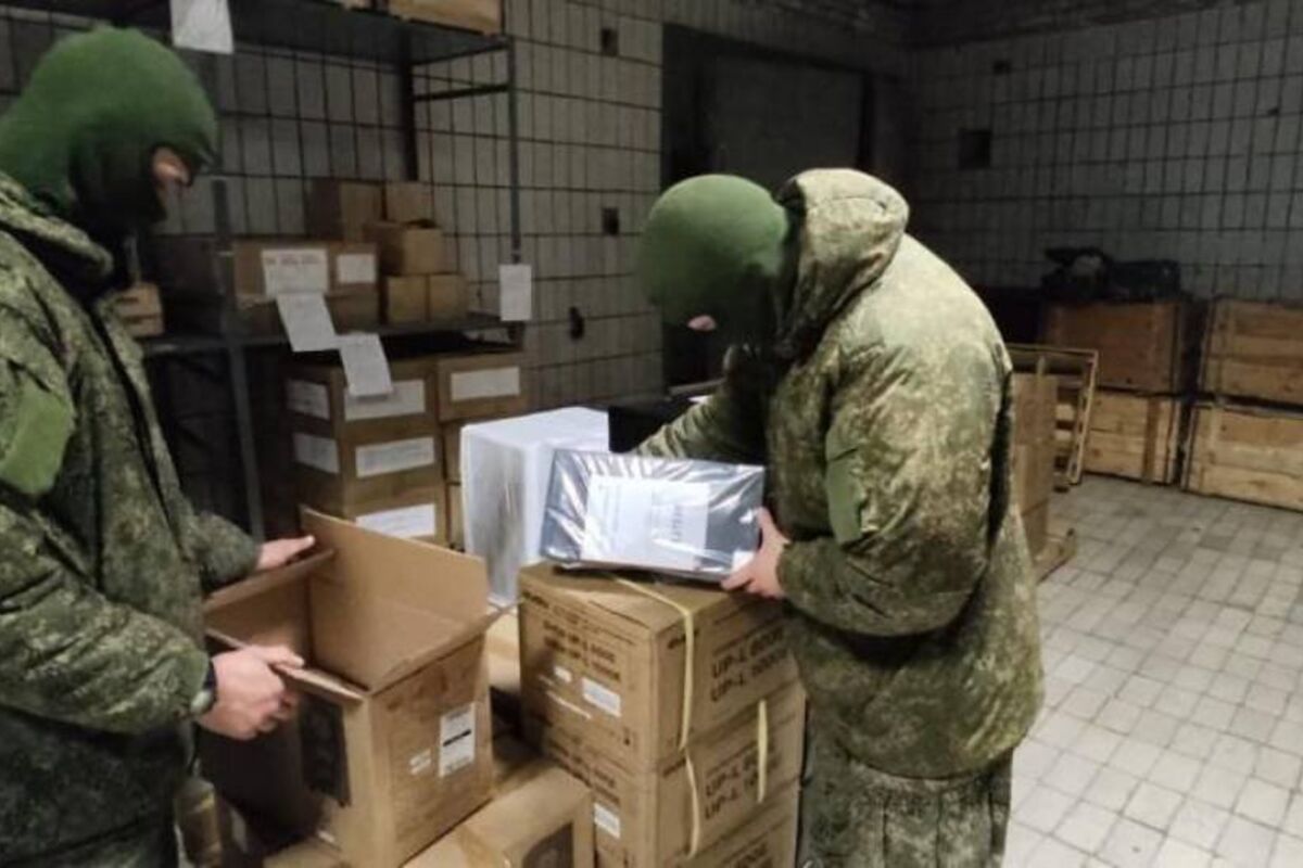 Гуманитарная помощь солдатам. Отправка на передовую. Отправка на передовую. Гуманитарная машина. Передача мешка тяделого фото.