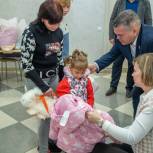 Депутат-единоросс передал теплые вещи вынужденным переселенцам из Донбасса