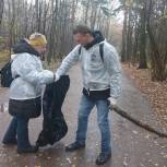 Активисты «Единой России» провели экологический субботник в парке Москвы