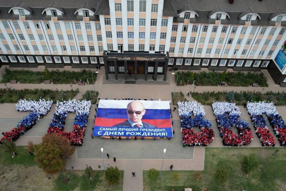 В ЧГУ провели масштабный флешмоб ко дню рождения Президента Владимира Путина