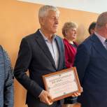 Депутат «Единой России» передал сельской школе сертификат на приобретение спортивного инвентаря