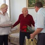 Депутат Елена Павлюченко поздравила старшее поколение Кизляра с праздником