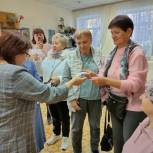Единороссы Пушкинского подарили членам «Активного долголетия» билеты в театр
