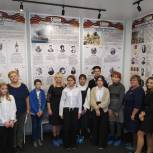 В Кемеровской области «Единая Россия» организовала выставку «Кузбассовцы - незабытые герои» для школьников