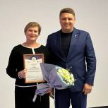 Единороссы Ленинского района поздравили учителей