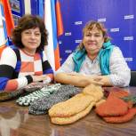 Жительницы Севастополя вяжут носки для участников СВО