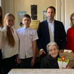 Депутат Михаил Дирацуян и учащиеся школы поздравили долгожителей Пролетарского района