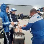 Волонтеры Единой России и МГЕР помогают водителям в посёлке Ильич в Краснодарском крае, где организована стоянка машин