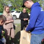 Депутат городской Думы Тенгиз Нувахов и волонтеры «Единой России» помогли семье мобилизованного в Батайске