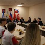 Партийцы поздравили волонтеров Краснознаменска