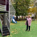 Депутат Мосгордумы Ольга Шарапова проверила оснащение детской площадки в Обручевском районе