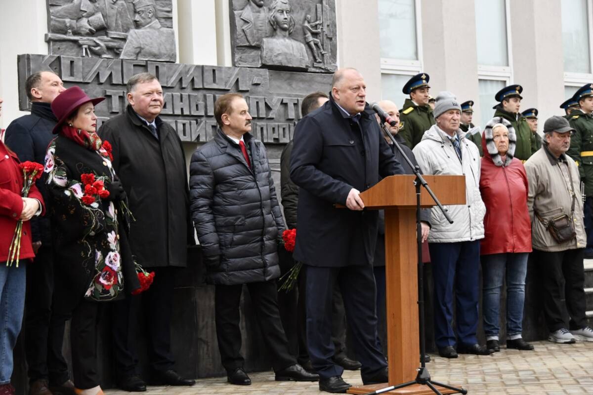 Фото 28 октября. Открытие мемориала в Твери. Памятник комсомолу Тверь. Открыт памятник. Памятники молодежные.