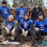 Качканарские партийцы помогли заготовить дрова семье мобилизованного