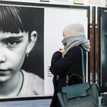 В Москве перед консульством Эстонии установили стенды с фотографиями детей Донбасса