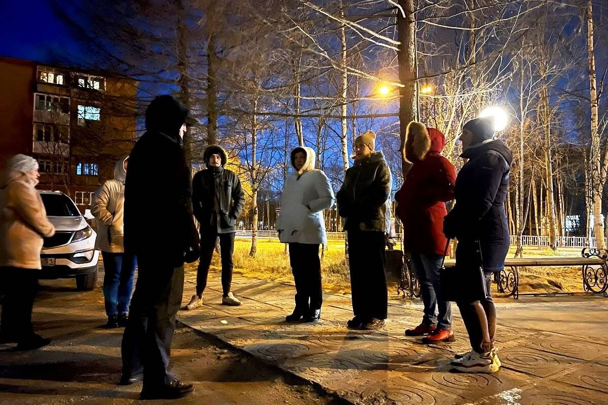 Партийный десант провёл встречу с жителями МКД в Оленегорске