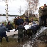 Луховицкое отделение «Единой России» провело зарыбление озера в городе Луховицы
